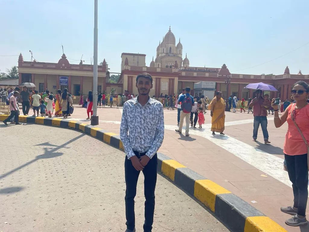 sarvin_seenu's tweet photo. दक्षिणेश्वर काली मन्दिर कोलकाता, दुर्गा पूजा के पावन अवसर पर माता रानिंका दर्शन करते हुए। https://t.co/lrdXK8JVAR