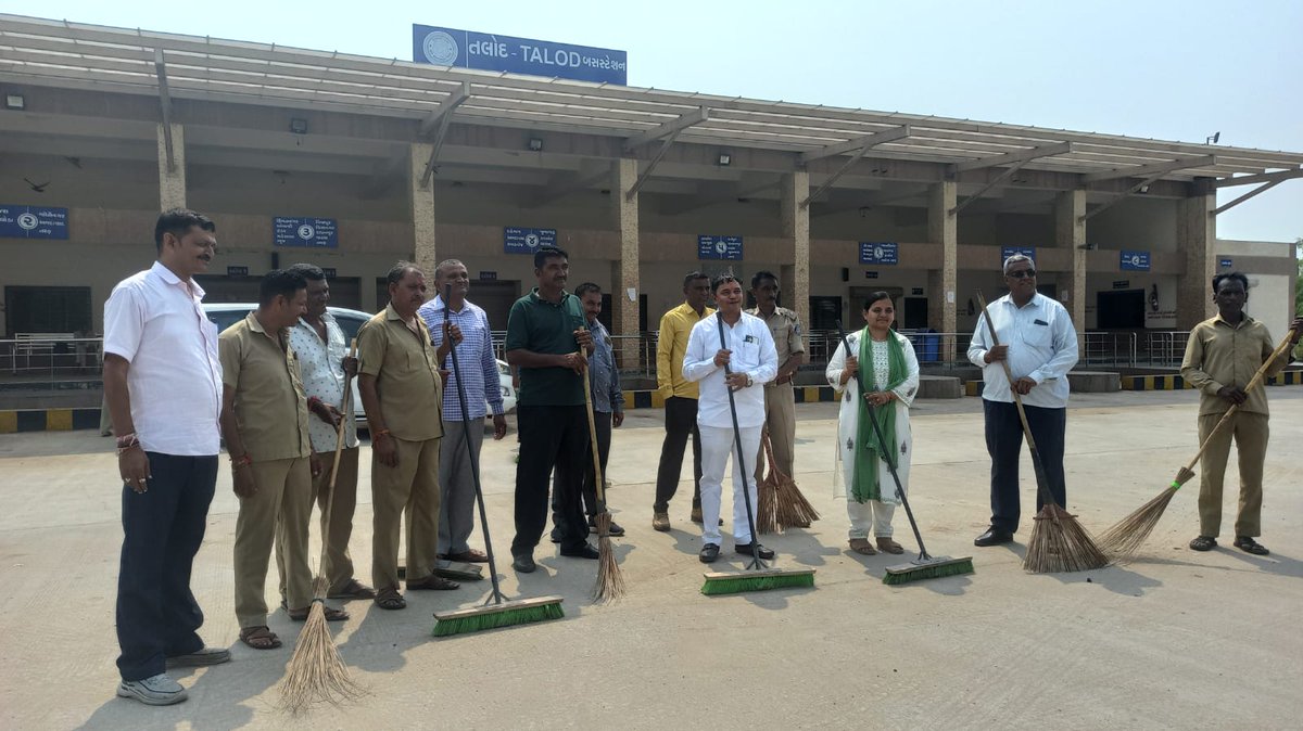DCHIMMATNAGAR's tweet photo. #SwachhGujarat2023 

તલોદ બસ સ્ટેશન ખાતે "સ્વચ્છતા હી સેવા" કાર્યક્રમ અંતર્ગત MLA (શ્રી ગજેન્દ્રસિંહ) તેમની ટીમ, નગરપાલિકા ઉપપ્રમુખ, મહામંત્રીશ્રી, તેમજ નગરપાલિકાનું સ્ટાફગણ, મશીનરી સાથે એસટી ડેપો તલોદ ખાતે આવી સ્વચ્છતા અભિયાન હાથ ધરેલ છે👌🏻
 @OfficialGsrtc https://t.co/GvOlfHrDUz