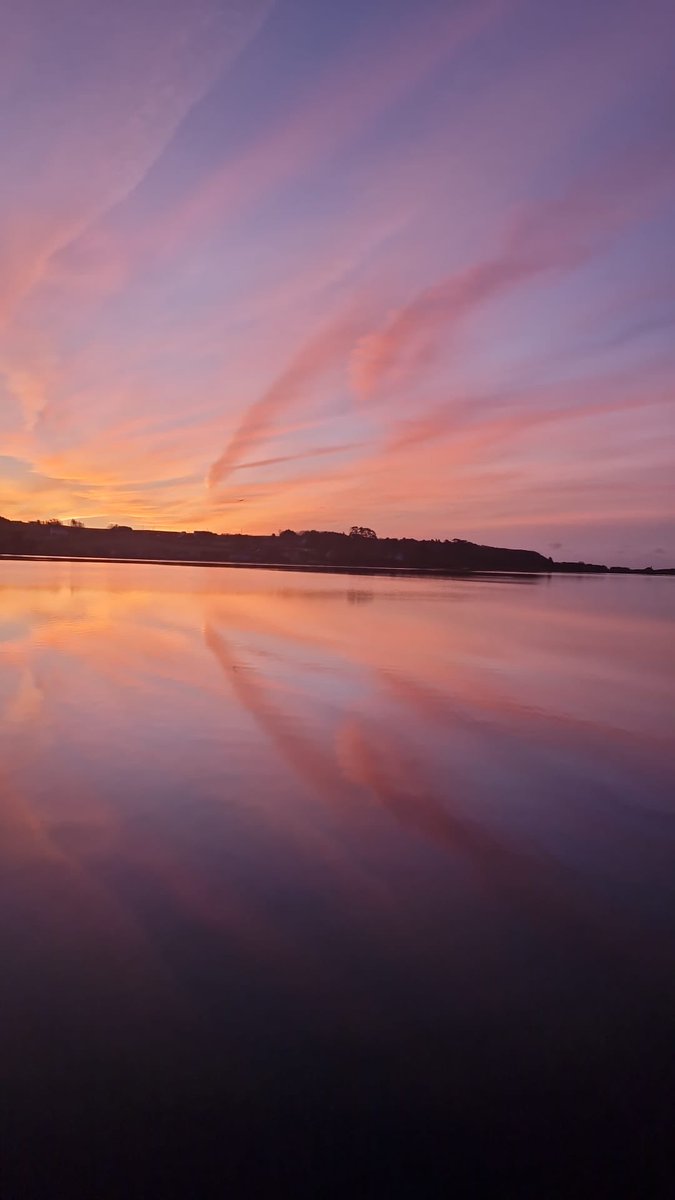 One of the most magical things about Autumn in Rosscarbery 🍂 are the sunrises 🌅 at this time of year😍

A stunning morning in #rosscarbery captured by Margaret on the early breakfast shift. Thank you “Mags O”😊

Have a beautiful Sunday folks😊 
#westcork #sunrise #purecork