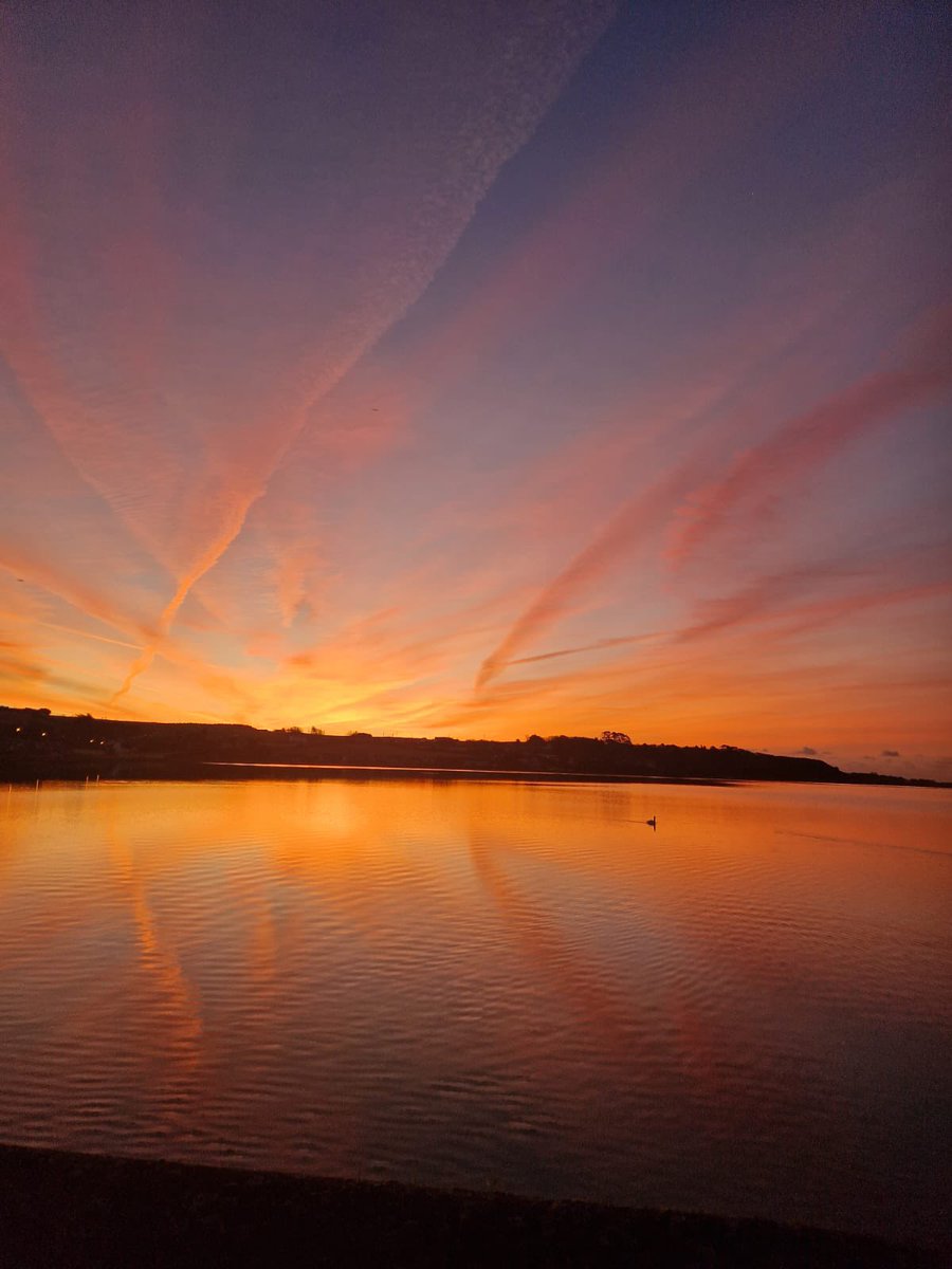 CelticRossHotel's tweet photo. One of the most magical things about Autumn in Rosscarbery 🍂 are the sunrises 🌅 at this time of year😍

A stunning morning in #rosscarbery captured by Margaret on the early breakfast shift. Thank you “Mags O”😊

Have a beautiful Sunday folks😊 
#westcork #sunrise #purecork https://t.co/jAB4eitirC