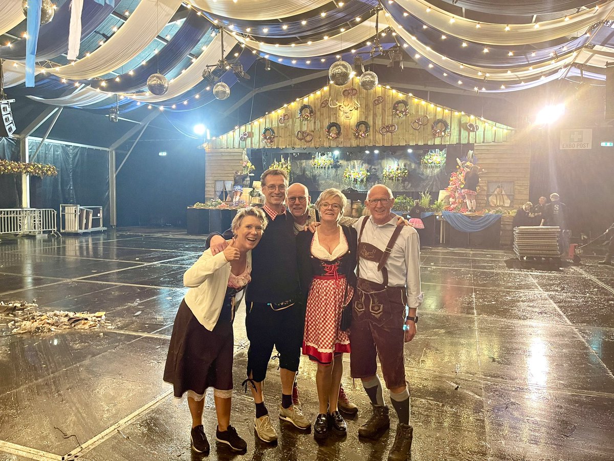 Gisteravond heeft dit team (en nog veel meer horeca mannen en vrouwen) de bezoekers van het oktoberfest in Dronten voorzien van (veel) bier, andere drank(jes) en patat en braadworst.
Deze bardienst levert Hospice Dronten een mooi bedrag op! 
Met dank aan <a href="/SlumpCatering/">Slump Catering</a>
