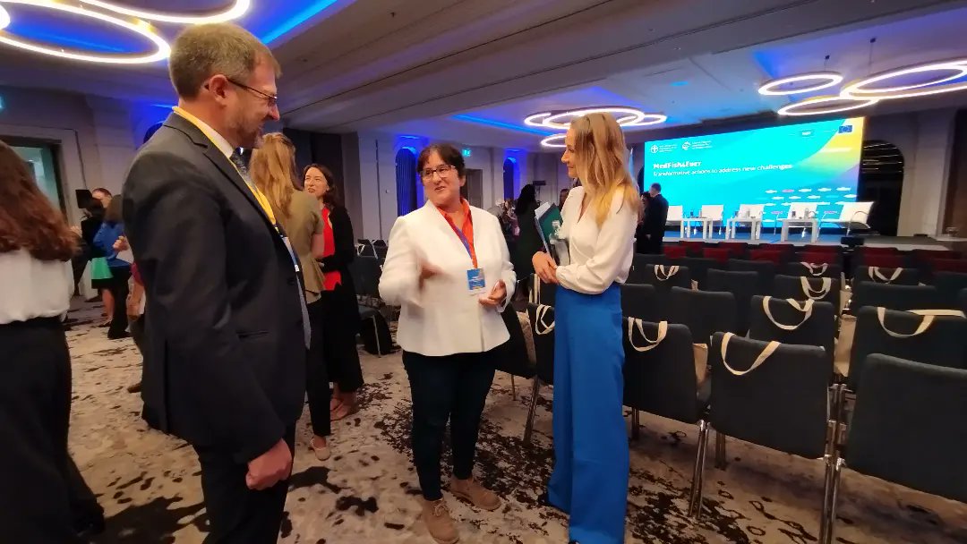 ASoDeMar22's tweet image. Entre estas dos imágenes la única diferencia es el vestuario, ya séa faenando en el mar o cómo invitada experta de #MedFish4ever, celebraré el día de las #MujeresRurales #RuralWomen 
@UN_FAO_GFCM @mbernal_GFCM @ana_ferrus @EFCA_EU @FAOBrussels