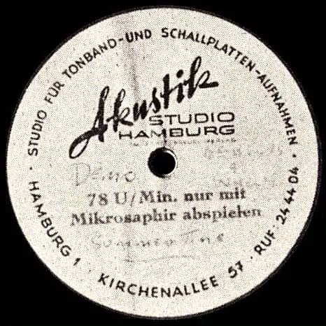 Il 15 ottobre 1960 #TheBeatles, tranne Pete Best, si recarono all’ Akustik Studio di Amburgo per incidere con #RingoStarr il classico “Summertime” per il cantante Lou Walters. 
Quella fu la prima volta che John Paul George e Ringo si trovarono insieme in una sala di registrazione