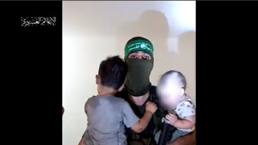 Les enfants otages du Hamas.

J’ai lu il y a quelques mois La carte postale d’Anne Berest. En particulier ces pages si douloureuses sur la situation des enfants dans les camps de transit de Pithiviers et Beaune-la-Rolande. Des petits, tout petits et jeunes enfants, seuls,