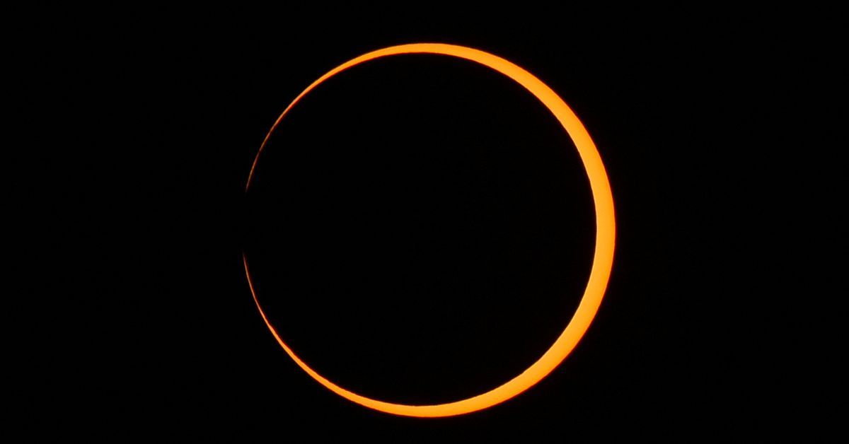 Annular solar eclipse transfixes crowds across the Americas reut.rs/3Fhvqfj