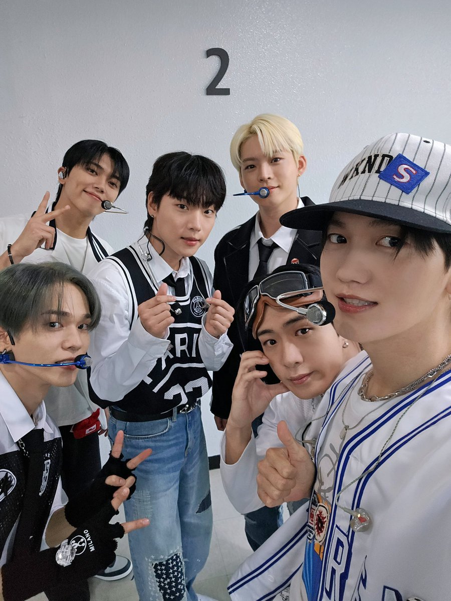 [#LightONF] 23.10.15 인기가요 📸

퓨즈 괜찮아요..? 온앤오프가 퓨즈 마음을 다 훔쳐버렸다는데...🫢
퓨즈 : 오히려 좋아. 
인기가요에서 함께한 일요일은 즐거우셨나요? 오늘의 온앤오프로 에너지 풀충전 완❤️‍🔥

#온앤오프 #ONF
#바람이_분다 #LOVE_EFFECT
