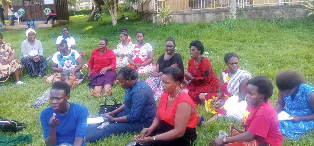 owere_usher's tweet photo. Entebbe Adhola Community @AdholaEntebbe  determined to transform the lives of the families Adhola Community in Entebbe in the first meeting after EAC elected new leadership under Othieno Lanek as EAC Chairman Mrs Obiro immediately called women for meeting to chart way forward . https://t.co/84geVYR13B