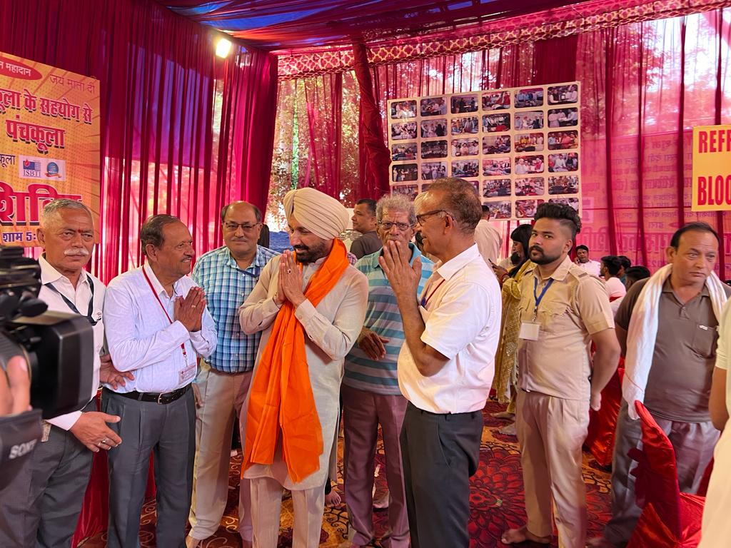 satnamsandhuchd's tweet photo. भारत आदिकाल से मातृशक्ति के विभिन्न रूपों का पूजन कर उसके महत्व और अभिप्राय का उत्सव मनाता आया है। इन्हीं मूलभूत संस्कारों का अनुसरण करते हुए शारदीय नवरात्रि में हम माँ भगवती दुर्गा के कल्याणकारी नौ स्वरूपों की पूजा करते हैं। 
आज के मंगल दिन, शारदीय नवरात्रों के पहले नवरात्रे पर माता मनसा देवी जी नत मस्तक होकर भक्तों के साथ समय बिताने का सौभाग्य मिला। #Navratri