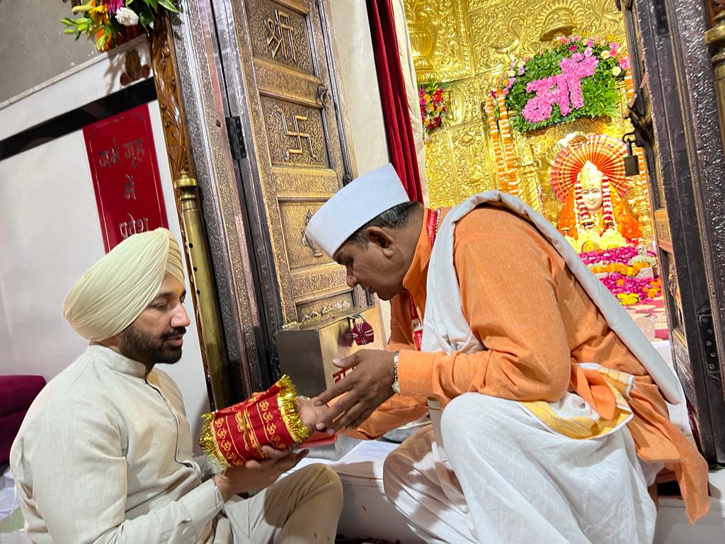 satnamsandhuchd's tweet photo. भारत आदिकाल से मातृशक्ति के विभिन्न रूपों का पूजन कर उसके महत्व और अभिप्राय का उत्सव मनाता आया है। इन्हीं मूलभूत संस्कारों का अनुसरण करते हुए शारदीय नवरात्रि में हम माँ भगवती दुर्गा के कल्याणकारी नौ स्वरूपों की पूजा करते हैं। 
आज के मंगल दिन, शारदीय नवरात्रों के पहले नवरात्रे पर माता मनसा देवी जी नत मस्तक होकर भक्तों के साथ समय बिताने का सौभाग्य मिला। #Navratri