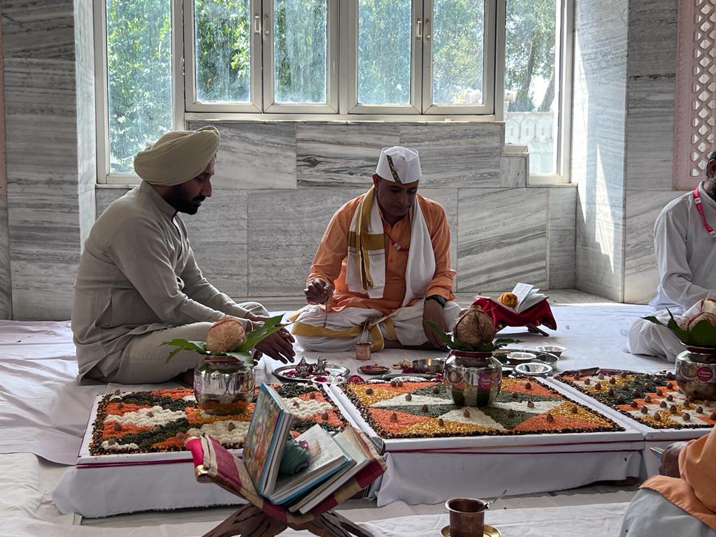 satnamsandhuchd's tweet photo. भारत आदिकाल से मातृशक्ति के विभिन्न रूपों का पूजन कर उसके महत्व और अभिप्राय का उत्सव मनाता आया है। इन्हीं मूलभूत संस्कारों का अनुसरण करते हुए शारदीय नवरात्रि में हम माँ भगवती दुर्गा के कल्याणकारी नौ स्वरूपों की पूजा करते हैं। 
आज के मंगल दिन, शारदीय नवरात्रों के पहले नवरात्रे पर माता मनसा देवी जी नत मस्तक होकर भक्तों के साथ समय बिताने का सौभाग्य मिला। #Navratri