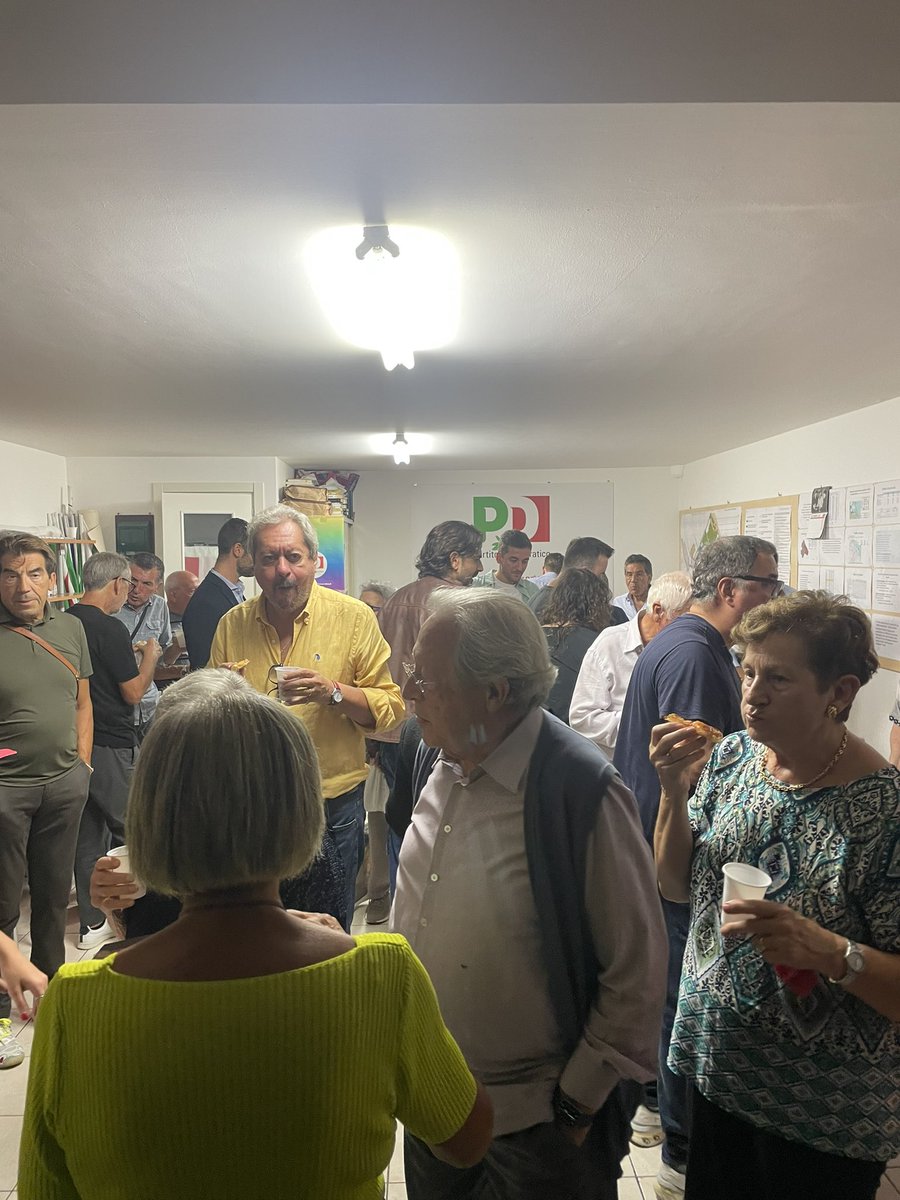 PDdivittorio's tweet photo. 📣🫂La Di Vittorio

Ringraziamo le numerose e i numerosi compagni presenti alla bellissima iniziativa di ieri sera.

Un caro ringraziamento al Prof. D’Amico - candidato alla Presidenza della Regione Abruzzo per il 2024  - per aver accolto il nostro invito. https://t.co/GttArJs0Fw