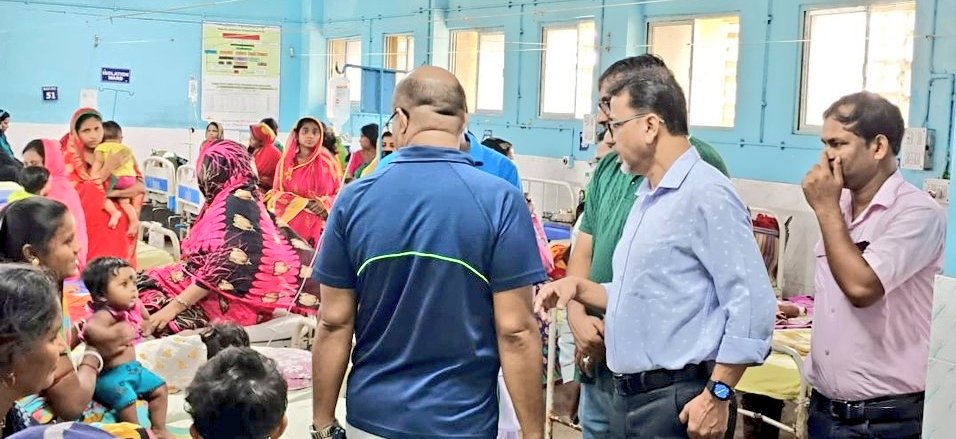 IMedinipur's tweet photo. ডেঙ্গু প্রতিরোধে সমগ্র পূর্ব মেদিনীপুর জেলা জুড়ে চলছে ডেঙ্গু সতর্কতা বিষয়ে বিশেষ স্বচ্ছতা কর্মসূচি। 
হলদিয়া মহকুমা হাসপাতাল পরিদর্শনরত তানবীর আফজল, মাননীয় জেলাশাসক,পূর্ব মেদিনীপুর।
পূর্ব মেদিনীপুরে জেলার বিভিন্ন ব্লকে রূপায়িত আজকের প্রচার অভিযান।
 #EgiyeBangla
#dhfw https://t.co/v9MZCzWBhj
