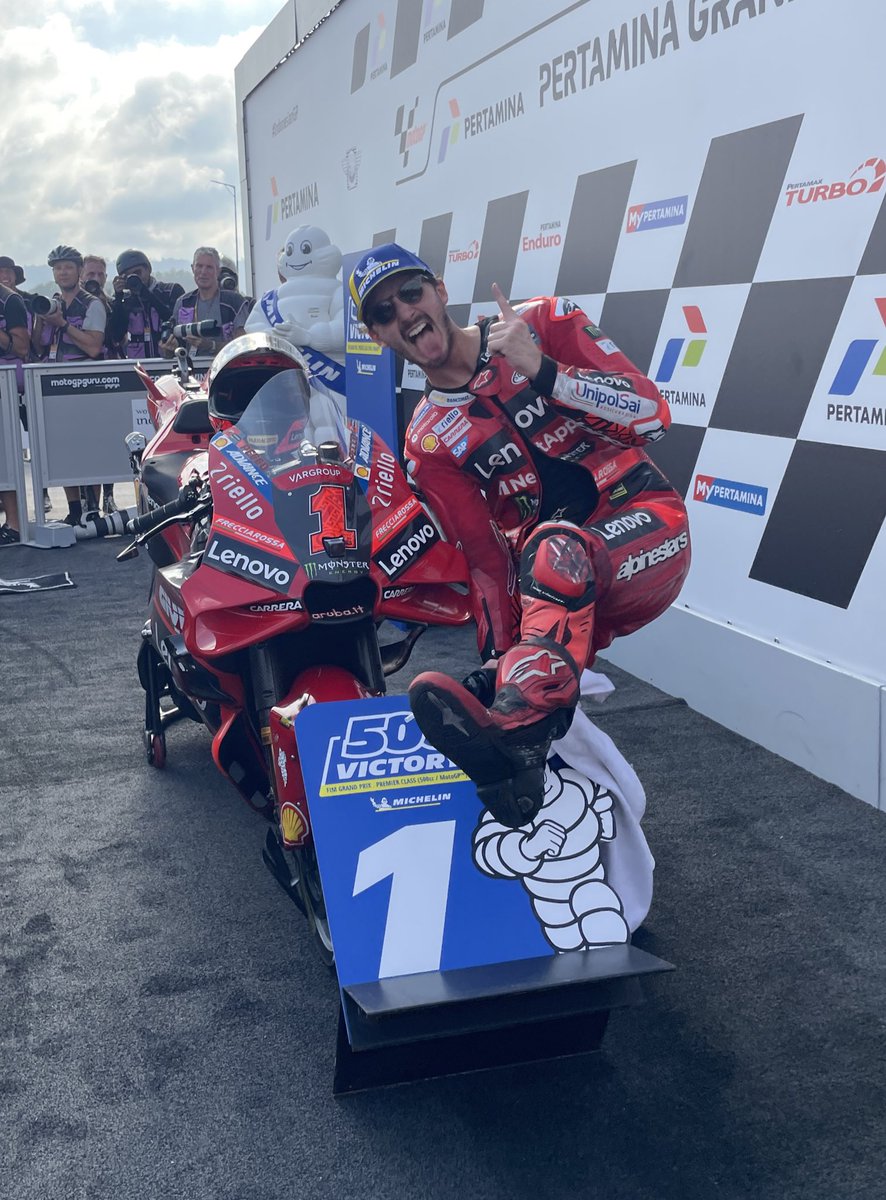 The KING is back to WIN! What a ride <a href="/PeccoBagnaia/">Pecco Bagnaia</a> #ForzaDucati #IndonesianGP 👑🍝