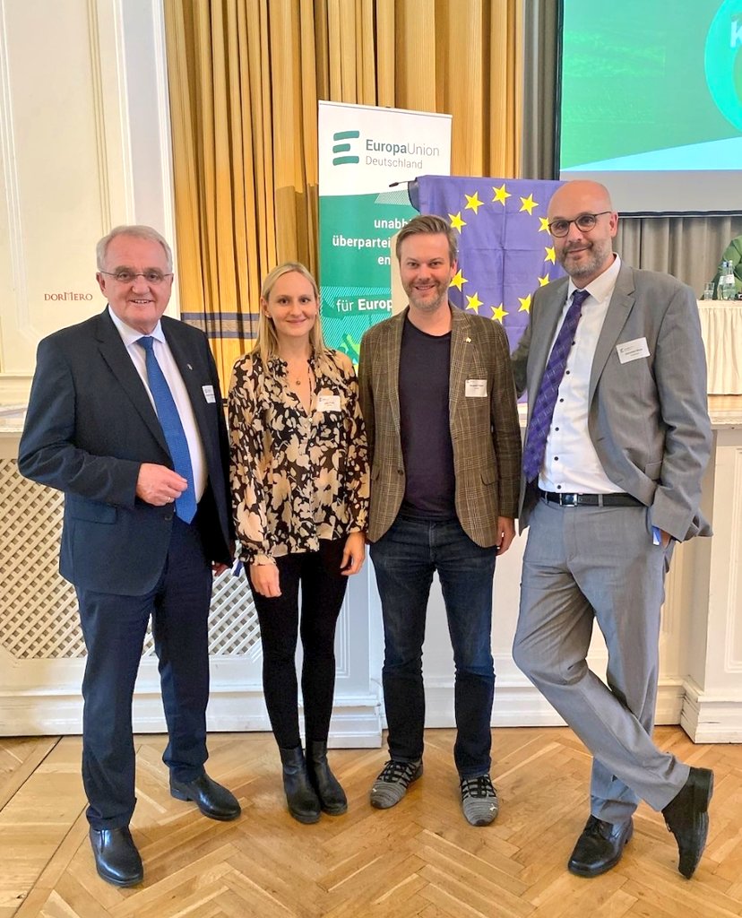 Herzlichen Glückwunsch an <a href="/EuropaUnionDE/">@europaunion.bsky.social</a> Präsident Rainer Wieland und Generalsekretär <a href="/ChristianMoos/">Christian Moos</a> zur Wiederwahl. Unsere Delegierten <a href="/juliapreisz/">Julia Preiß</a> <a href="/BenjaminFeyen/">Benjamin Feyen </a> vertreten die <a href="/EuropaUnionBXL/">Europa-Union Brüssel</a> beim #EUDBuko in Halle (Saale). 🇪🇺