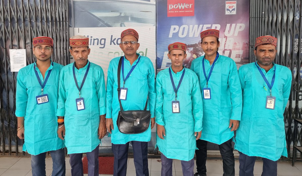 sachdev_manu's tweet photo. @HPCL Sachdeva Automobiles Wishes All Customers A Very Happy Navratri in our traditional outfit. Gifts distribution to our customers and Praying to Maa Durga for the well-being of All @srinihp1970 @Rg03Goel @ray_rachna @DBudiyal @DebashisPattn10 @HPCL_Mumbai https://t.co/uSvGrRTELQ