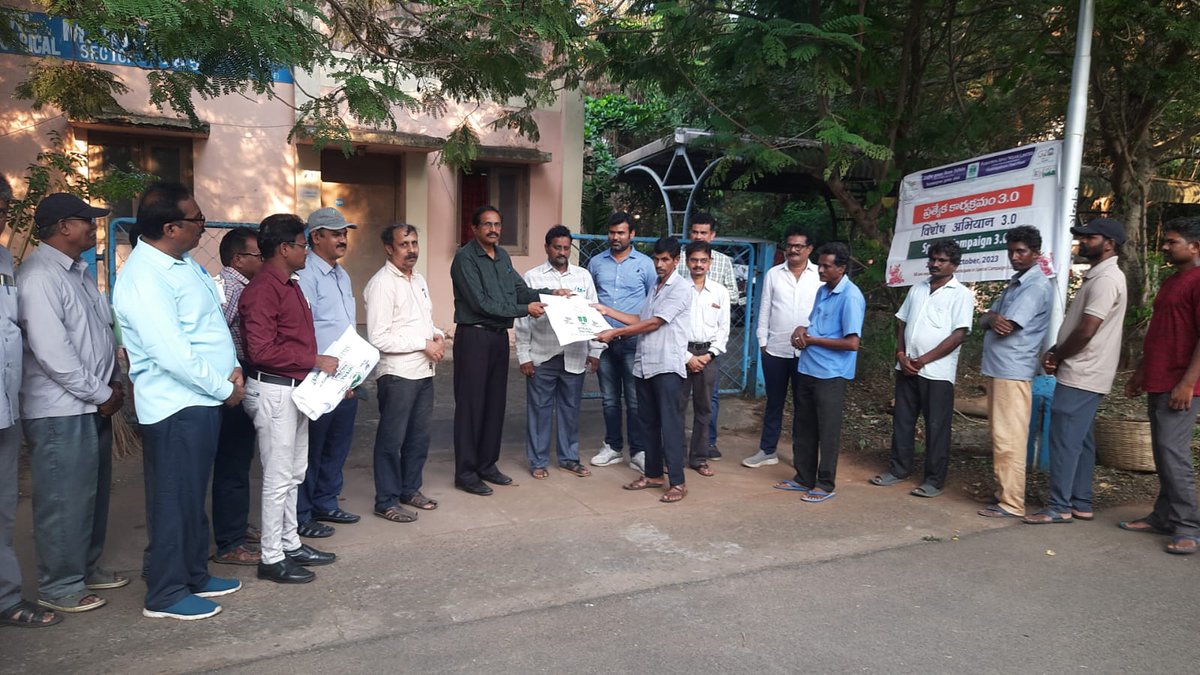 RINL_VSP's tweet photo. ๐ฑ One small step can make a big difference! #RINL's cloth bag distribution to office upkeep workers supports the #SpeacialCampaign3.0 mission. ๐ #CleanRINL @JM_Scindia @fskulaste @SteelMinIndia @DARPG_GoI @PibSteel @PIB_India @SwachhBharatGov @PMOIndia @Officejmscindia https://t.co/BOuYVswbbS