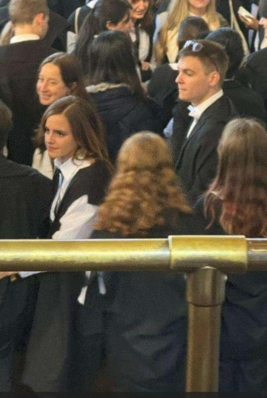 Goldilocks1013's tweet photo. 📸#watsoner llevábamos algunos días sin noticias de #EmmaWatson y con su vuelta a #UK 🇬🇧, tenemos nuevas imágenes en Londres junto con @hassan_akkad o con Sophie 🐶en uno de los maravillosos parques londinenses 🌳
😍Pero ya empieza su #master en #Oxford y ayer junto con otros compañeros estuvo en la sesión de inicio del curso 📚
🤓@EmmaWatson good luck 🍀‼️