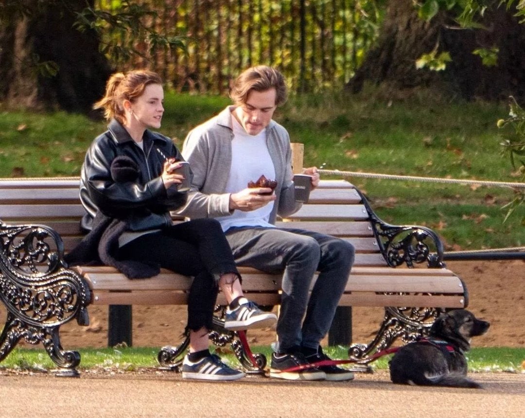 Goldilocks1013's tweet photo. 📸#watsoner llevábamos algunos días sin noticias de #EmmaWatson y con su vuelta a #UK 🇬🇧, tenemos nuevas imágenes en Londres junto con @hassan_akkad o con Sophie 🐶en uno de los maravillosos parques londinenses 🌳
😍Pero ya empieza su #master en #Oxford y ayer junto con otros compañeros estuvo en la sesión de inicio del curso 📚
🤓@EmmaWatson good luck 🍀‼️