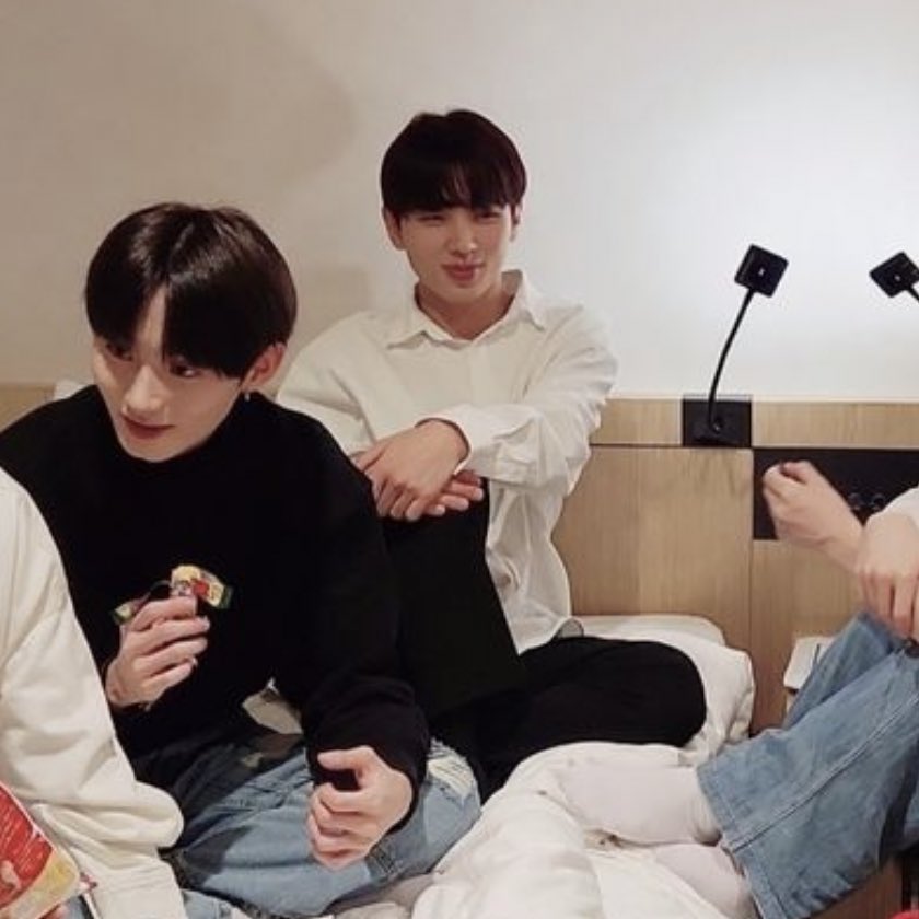 우리 준민이는 왜 맨날 음식이랑 거리두기를 하고 있지 •••