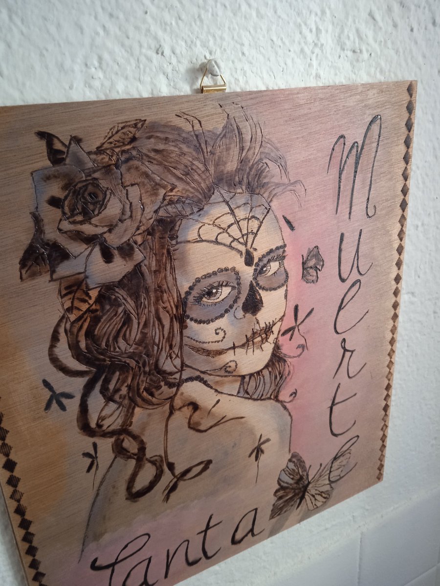 Barbie__TURIC's tweet image. #santamuerte #pyrogravure et #peinture