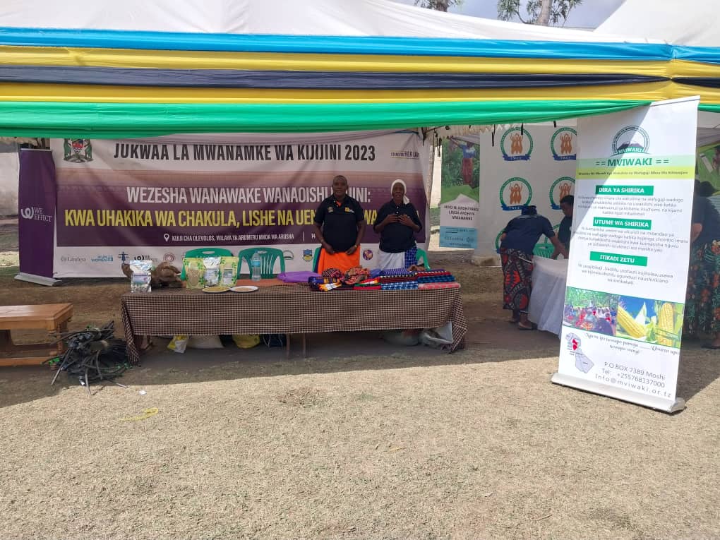 Wanachama wameshiriki kuiadhimisha siku ya Mwanamke aishiye kijijini Kitaifa katika Wilaya ya Arumeru, Arusha. Washiriki waliweza kuonyesha bidhaa za kilimo ambazo ndizo zinawawezesha kujiimarisha kiuchumi kwa Mgeni Rasmi Mhe. Dkt. <a href="/DorothyGwajima/">Dorothy Gwajima</a> #irwd2023 <a href="/WeEffectEA/">We Effect EastAfrica</a> <a href="/weeffect/">We Effect</a>