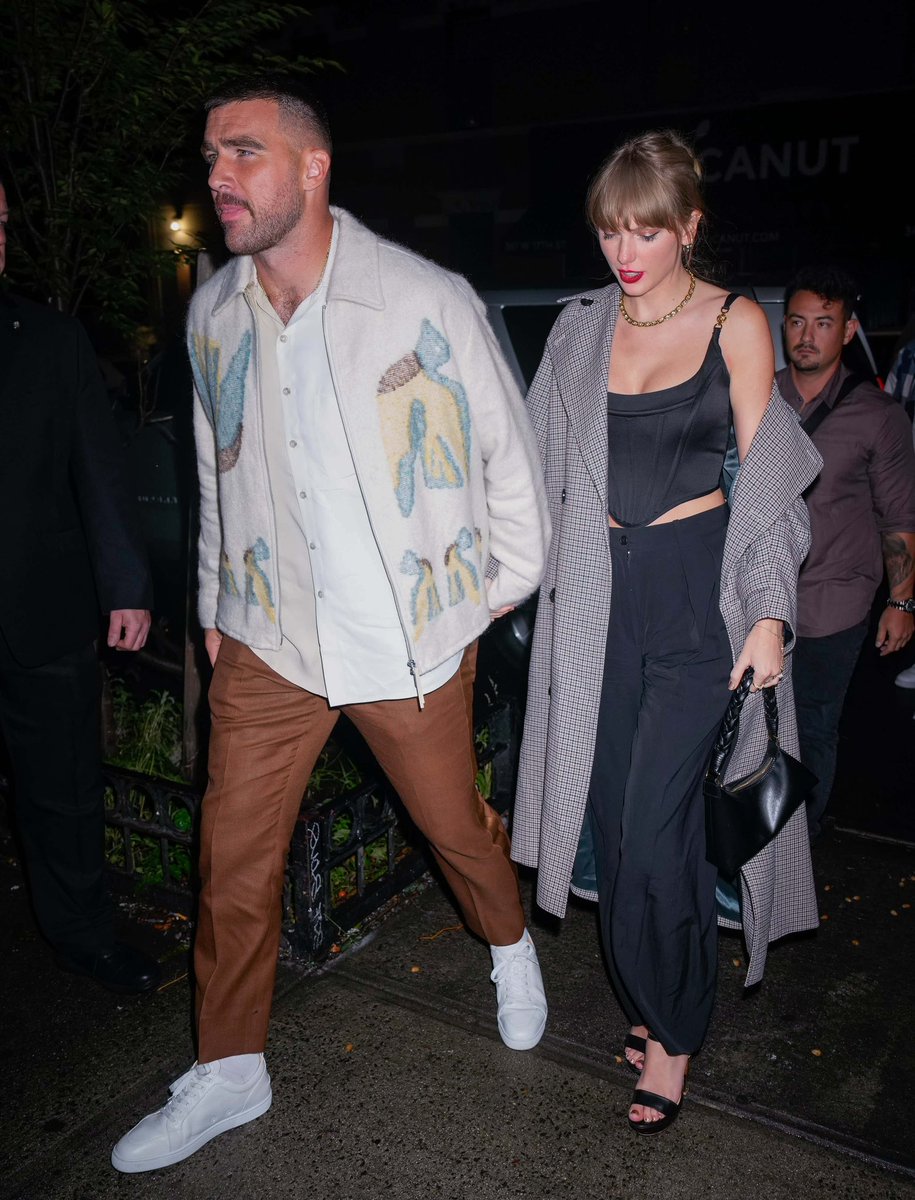 ChicksInTheOff's tweet photo. Taylor Swift &amp; Travis Kelce leaving dinner in New York City last night https://t.co/0RbdXDB80k