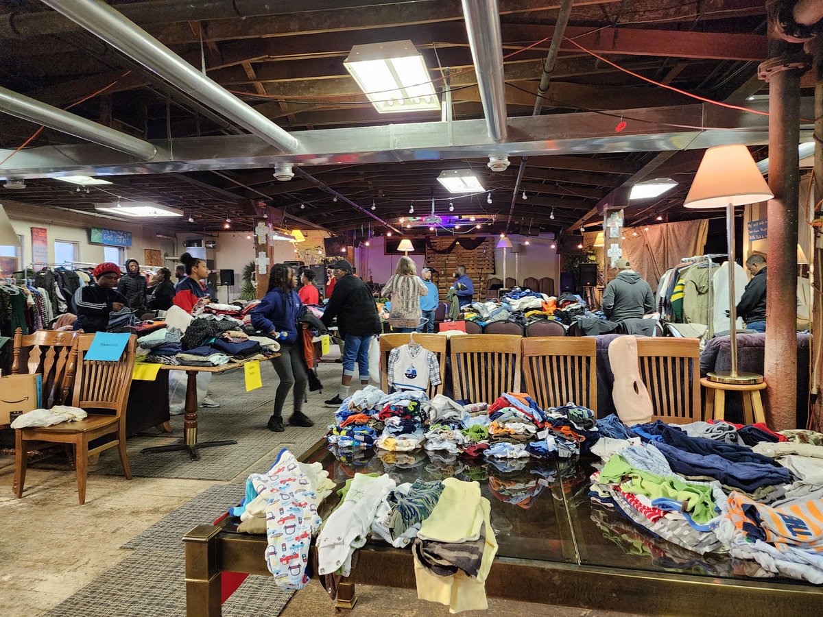 quakkelaar's tweet image. Pray for us this morning as we hopefully welcome visitors who came for the Clothing Share yesterday. Pray that they come, and that the congregation eloquently adorns the gospel in word and deed. #JesusFoS #FoSC #PCA