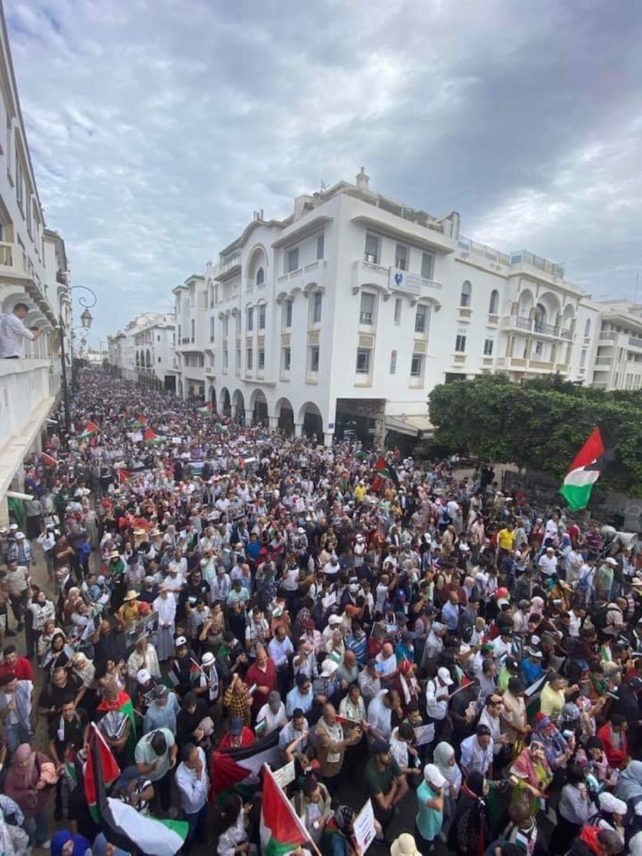 ScreenMix's tweet photo. خروج الشعب المغربي في مظاهرة لدعم فلسطين https://t.co/w53H3OjkLx
