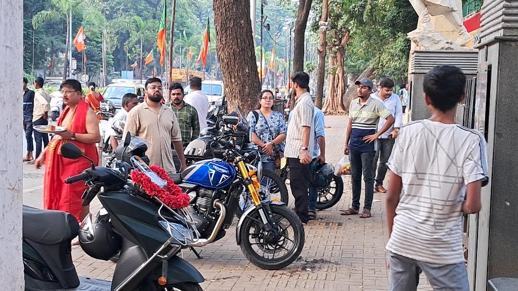 combatmotoring's tweet photo. Why there can be no balance between individuals happiness and no nuisance to others, why block is the only way? So old & handicap person need to wait for clearence? Why NO #OBJECTION ? Why temple cannot control it? #shivajipark #ganeshmandir #dadar #nuiscance #TROUBLE #Mumbai https://t.co/35ssKdZM5Q