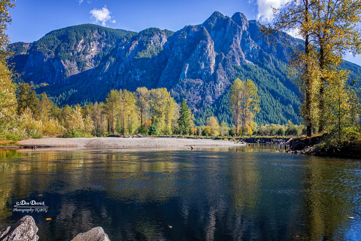 #Autumn #NorthFork  #SnoqualmieRiver and #MountSi , near #SnoqualmieWA &amp; #NorthBendWA  dondetrick.smugmug.com @LivingSno <a href="/SnoqualmieGov/">City of Snoqualmie</a>  <a href="/CityofNorthBend/">North Bend, WA</a> <a href="/northbendwx/">North Bend WA Weather 🇺🇸</a>