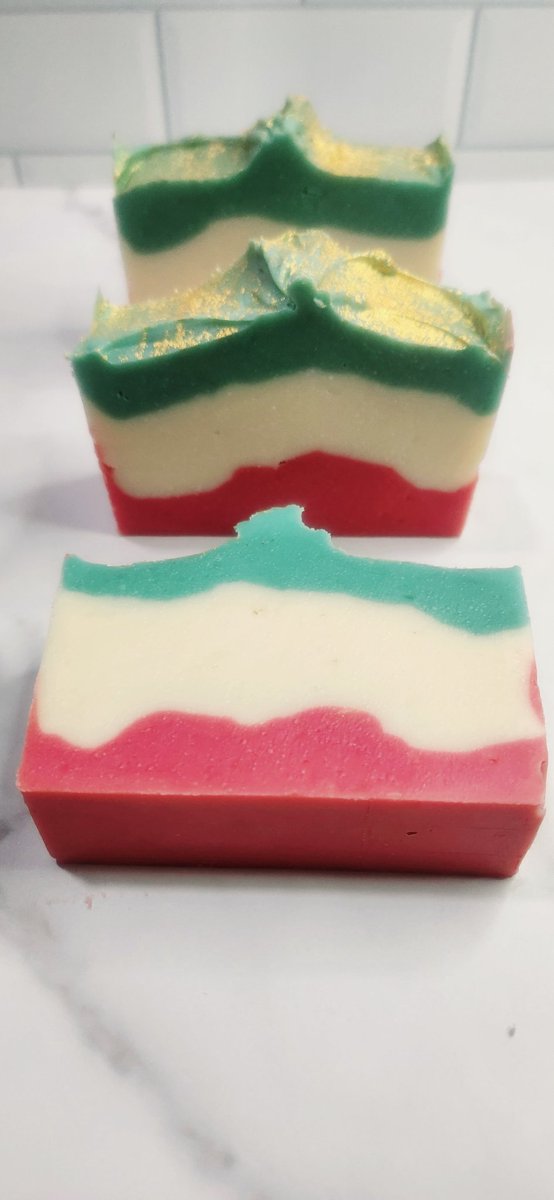 Christmas Wonderland!

#handmadesoap #homemadesoap #naturalsoap #skincareroutine #skincare #soapmaking #soap #bodycare #coldprocesssoap
#bodycare #bodycareproducts #smallbusiness #healthysoap #beautyroutine #soapbars #crueltyfree #soapshare #beauty #beautyproducts #coldprocess