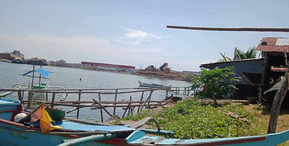 DerekCabe13's tweet photo. Reclamation of the fishing grounds in Bataan still continues. Where is the promised review of all the projects in Manila bay by the DENR?  Apparently, appropriate action is still lacking if not wanting. https://t.co/oFCb9szAqP