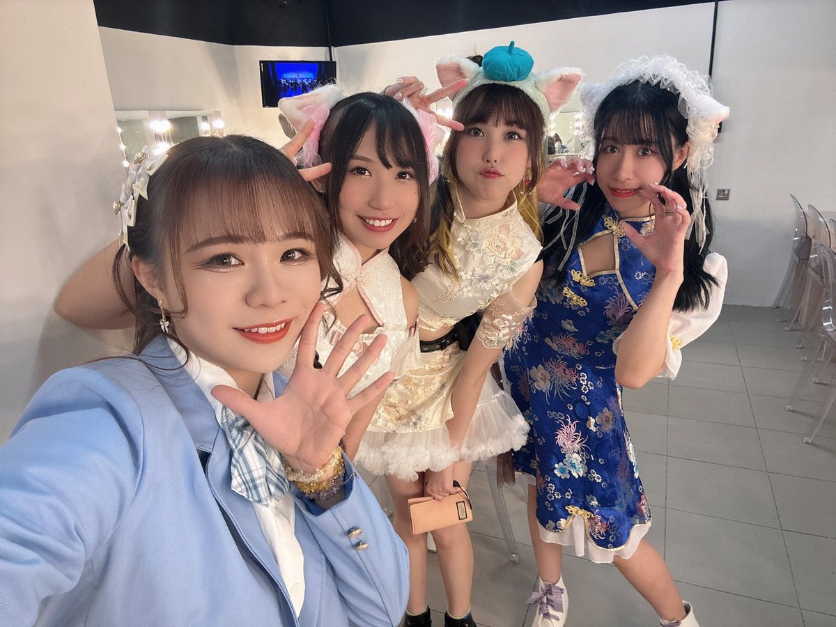 kkeellyy0229's tweet photo. 很開心昨天能夠出席HKIF mini
謝謝主辦的邀請
大家有聽到我們的中文版Kitto I Love U嗎？😳
有感到很新鮮嗎✨✨

Kare今個月每個星期都有活動喔～
加上練習和直播工作
感到很充實喔～精神🤩🤩🤩
希望21和22號在福田也見到大家🥺🥺💛 https://t.co/SyNAQzSLhG