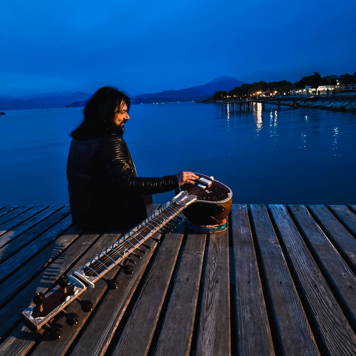 AndreaFerigo's tweet photo. #sitarvala #juliadacampo #photography #sitarplayer #lagodigarda 
https://t.co/XJjMbBjE1X https://t.co/qvY40kTK5M