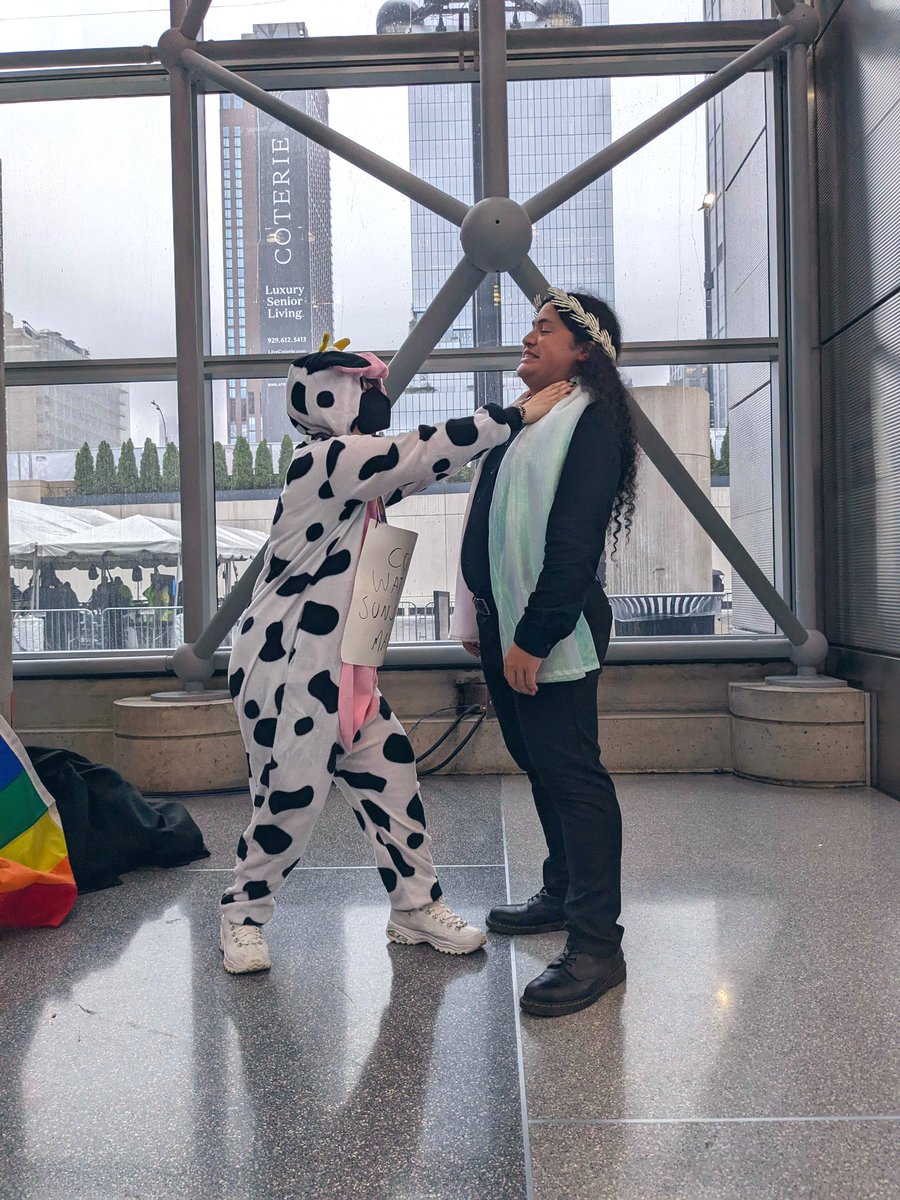ChillyWeirdo's tweet photo. Some photos from yesterdays NYCC Locked Tomb Meetup!! Everyone looked so good!! Thank you to all who braved the rain to make it. 💀#nycctlt #TheLockedTomb https://t.co/NsR0E7iAFL