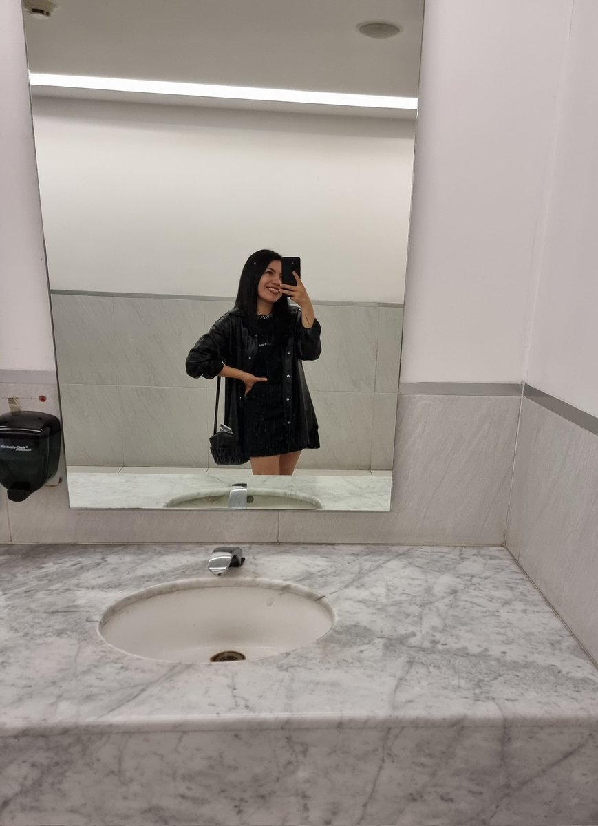 KariSaremi's tweet photo. Estuve muy contenta ayer 🖤🐰 https://t.co/R5CHWBoi4q