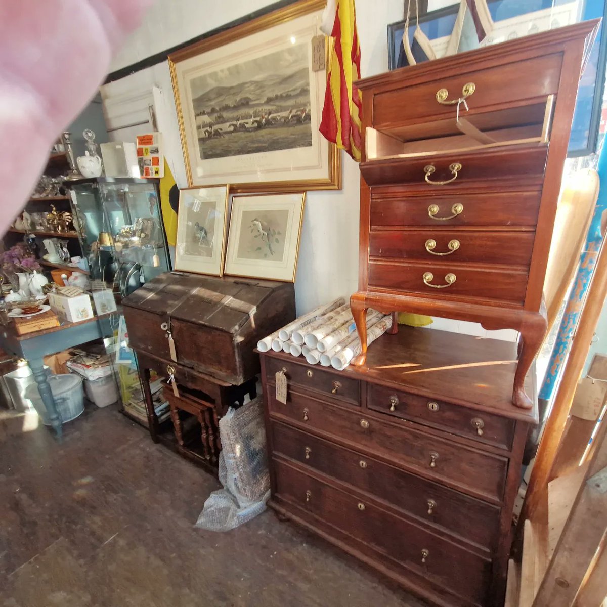 The Vintage Look 
Henley-on-Thames 
7 days a week 
Come and visit us 
#antiques #cool #retro #vintage #unpretentious