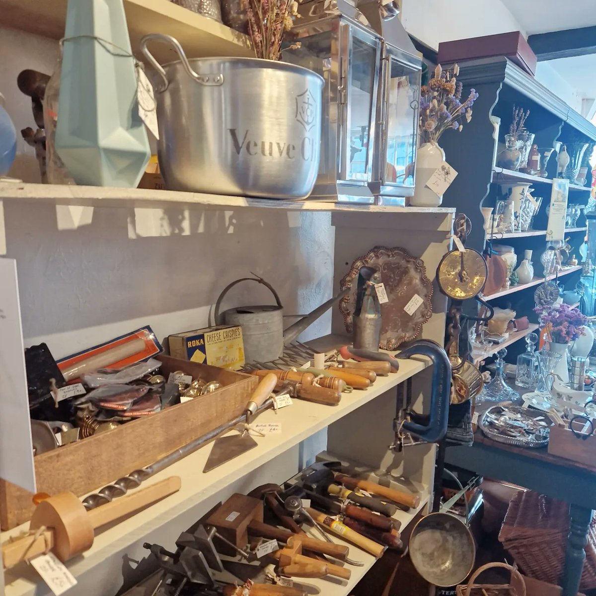 AVLvintage02's tweet photo. The Vintage Look 
Henley-on-Thames 
7 days a week 
Come and visit us 
#antiques #cool #retro #vintage #unpretentious https://t.co/xNcCr8dfBN