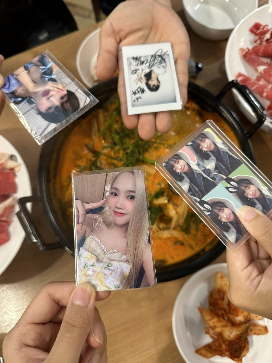 delight_for0mg's tweet image. 오마이걸시작, 오마이걸 크게 시작, 오마이걸 빵빠레 불며 시작, 오마이걸 불꽃놀이 시작!

덕분에 맛있는 밥도 같이 먹고 세상마상 예쁜 오마이걸도 봤어요! ㅎㅎ
캬..아니 VR과 오마이걸 조합이라니 우주최강 조합 누가 생각하신거죠?

#VENTAX #VR콘서트 #KPOPVR #걸스인원더랜드 #오마이걸 #이채연