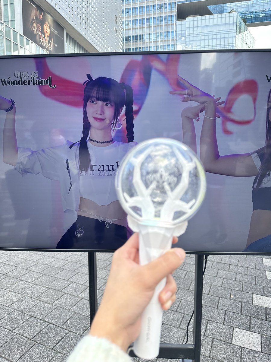 delight_for0mg's tweet image. 오마이걸시작, 오마이걸 크게 시작, 오마이걸 빵빠레 불며 시작, 오마이걸 불꽃놀이 시작!

덕분에 맛있는 밥도 같이 먹고 세상마상 예쁜 오마이걸도 봤어요! ㅎㅎ
캬..아니 VR과 오마이걸 조합이라니 우주최강 조합 누가 생각하신거죠?

#VENTAX #VR콘서트 #KPOPVR #걸스인원더랜드 #오마이걸 #이채연