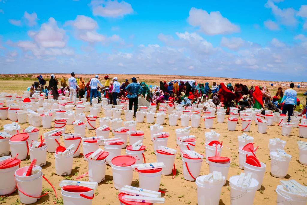SOLO_EastAfrica's tweet photo. Today, SOLO In collaboration with WASH partners including Jubbaland @MoEWR_JSS has commemorate #GlobalHandwashing Day, We jointly distributed 600 Hygiene Kits to drought affected families in the northern Kismayo villages and also sensitized the importance of hand-washing. https://t.co/zLRDkxV9Sq