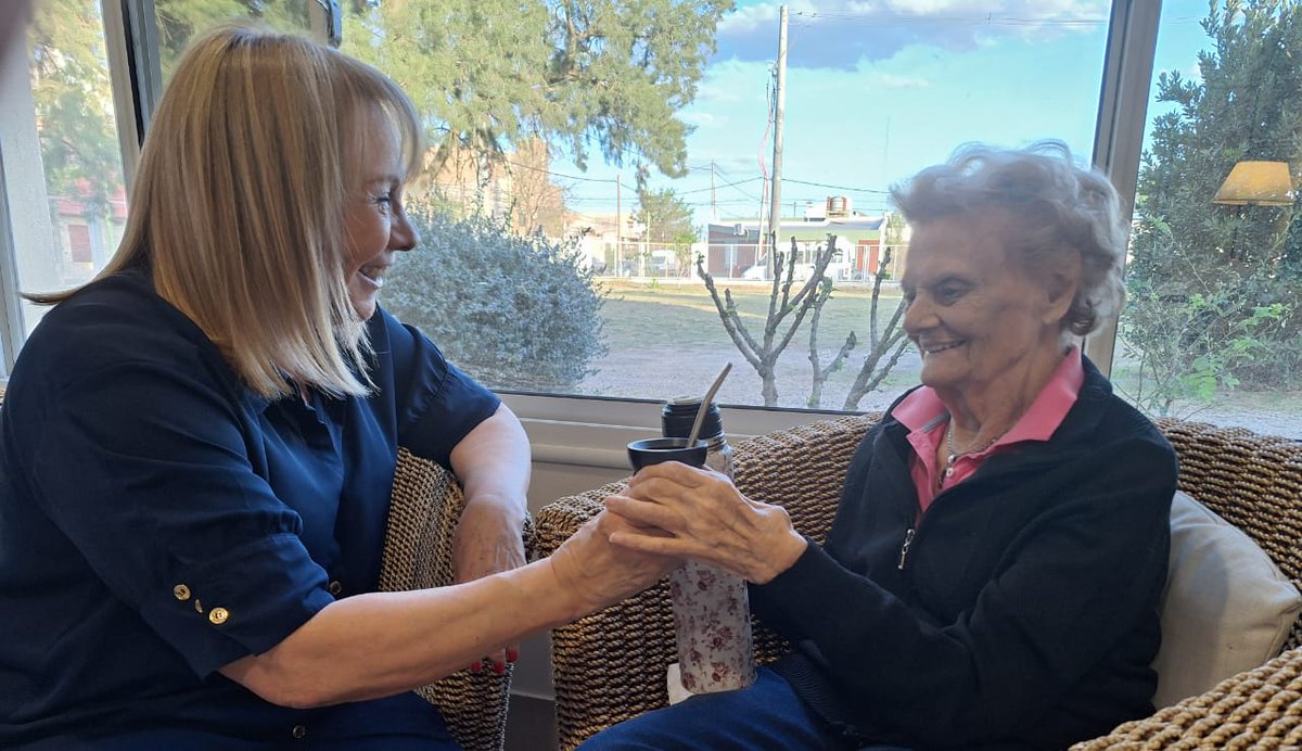 La vida me ha dado muchas cosas buenas pero la más importante para mí es contar con la presencia constante de mi mamá hasta el día de hoy.

Hoy el festejo es doble: mamá cumplió 98 años y celebramos juntas el #DiaDeLaMadre