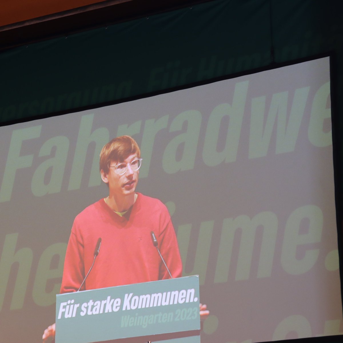 sbamueller's tweet photo. #Grüne #LDK23 in #Weingarten:
Norbert Hense, #Stadrat #Kehl: „Gebt uns Komunen Geld, für Integration, das ist besser als Aussetzung des Asylrechts“
Cem #Özdemir: „Aus der Tatsache das es Irrsinn gibt, heißt nicht das man mehr Irrsinn macht, sondern das man ihn bekämpft“ https://t.co/nZ5ZjcEblj