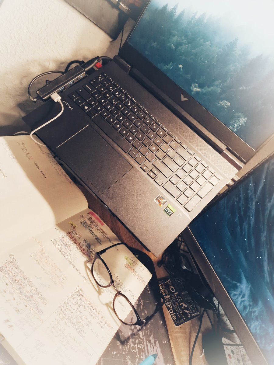 japdraza's tweet photo. Los domingos son para recargar energía y alimentar la mente. Así que dejo mi espacio de trabajo vacío, mientras reflexiono sobre la necesidad de tomar descanso y seguir aprendiendo. Hoy, sumergiéndome en 'The Right Brain Way' ¿Qué estás leyendo en este domingo de mejora personal? https://t.co/BrrA7lb9Zk