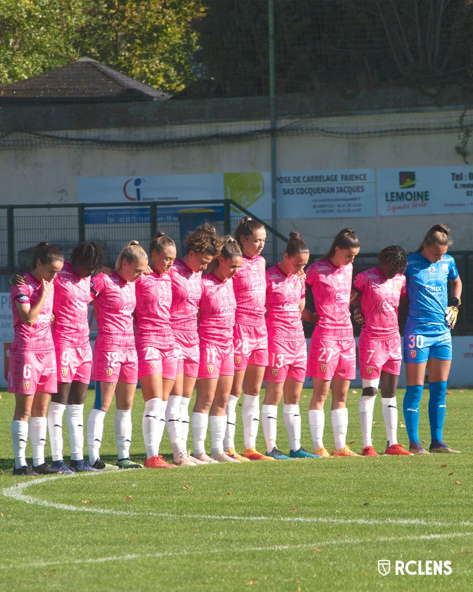 RCLensFeminin's tweet photo. Un hommage émouvant 🙏

En marge de la rencontre #RCLAMTF, le stade Degouve d'Arras a respecté une minute de silence suite au drame national survenu vendredi dernier. Joueuses et staff portent aussi un brassard noir dans la plus grande émotion.

#RCElles #D2F https://t.co/hOCvjlZfXR