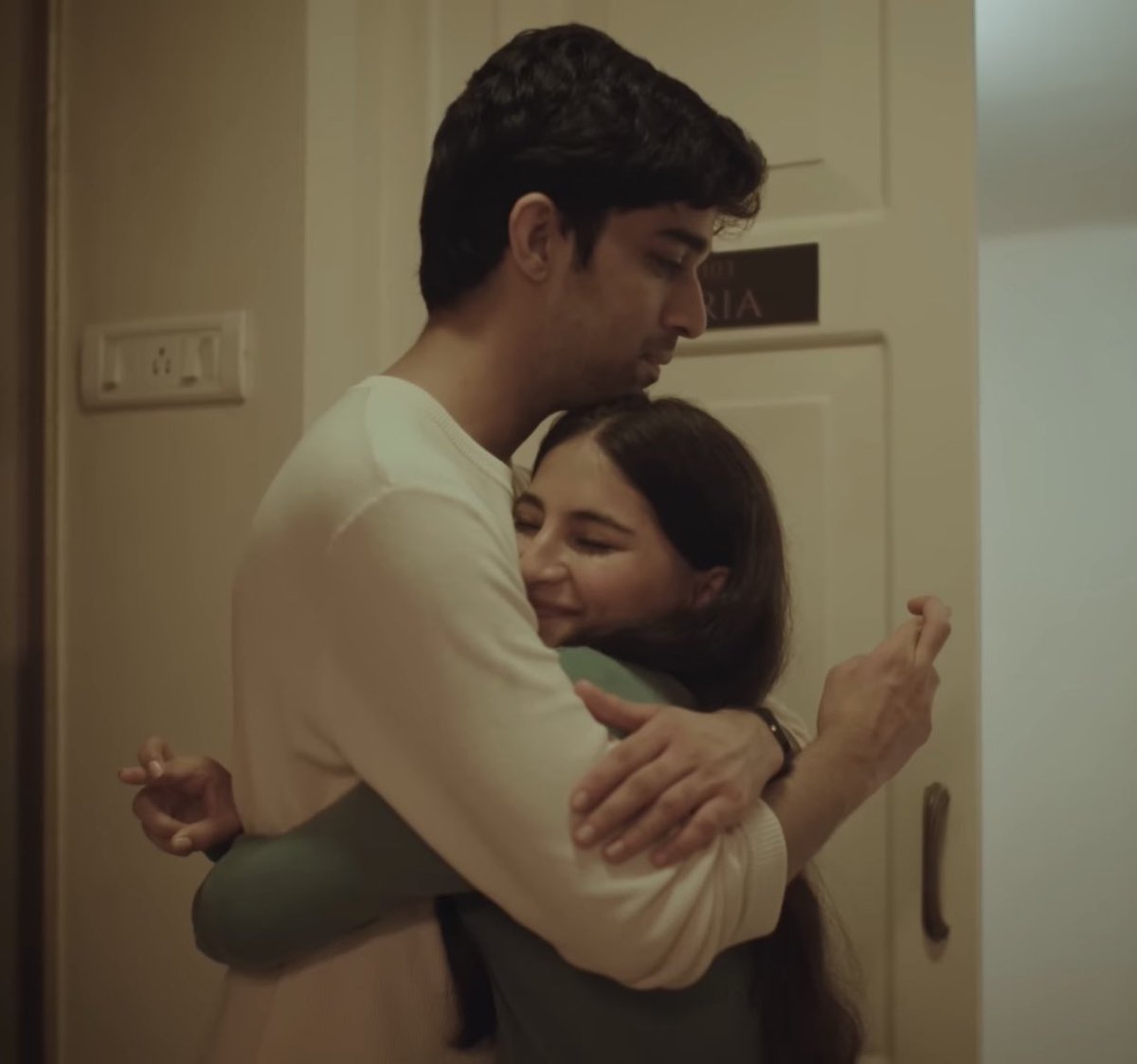 Adiitweet_'s tweet photo. One day i just wana hug her and cross my fingers and say we figured it out . https://t.co/4xkzJ99Rkn