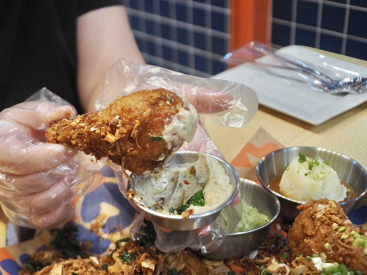 fullandfun's tweet photo. คาเฟ่ไก่ทอดซอสไทย สนมั้ย มี 5 รสไม่จำเจ ออริจินัล/ กะเพรา/ต้มยำ/ไก่ย่างสมุนไพร/พริกคั่ว/พะโล้  ไก่หนังกรอบกรึบเนื้อฉ่ำ ชอบรสออริจินัลโรยหอมเจียวจุกๆ รสกะเพราอร่อยลงตัว จิ้มมาโยทรัฟเฟิลได้เรื่อง มะระฝอยดองตัดเลี่ยนได้ดี 

 📌 BKK\CHKN  ถ.บรรทัดทอง (ตรงข้ามจุฬาซอย 18) 
@aroii https://t.co/Im78w7JmH8