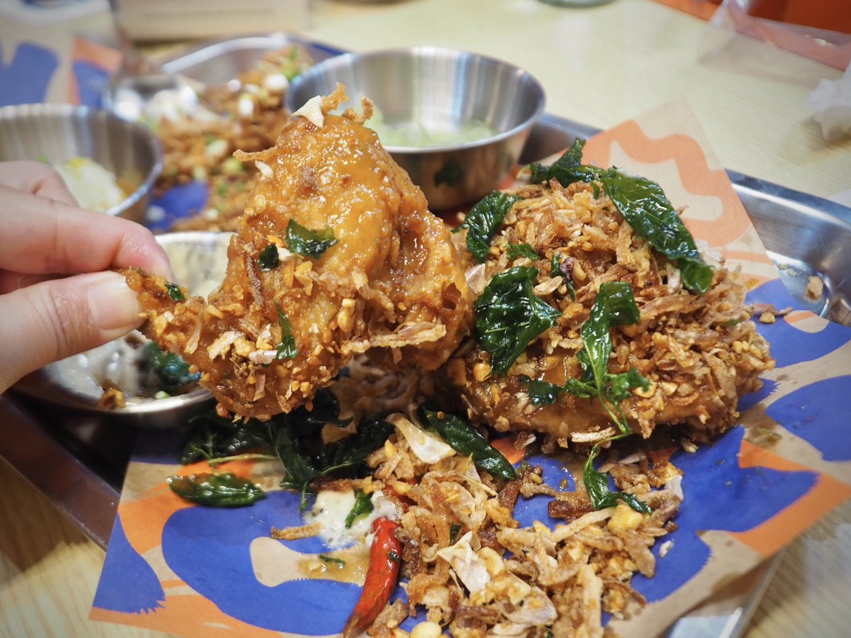 fullandfun's tweet photo. คาเฟ่ไก่ทอดซอสไทย สนมั้ย มี 5 รสไม่จำเจ ออริจินัล/ กะเพรา/ต้มยำ/ไก่ย่างสมุนไพร/พริกคั่ว/พะโล้  ไก่หนังกรอบกรึบเนื้อฉ่ำ ชอบรสออริจินัลโรยหอมเจียวจุกๆ รสกะเพราอร่อยลงตัว จิ้มมาโยทรัฟเฟิลได้เรื่อง มะระฝอยดองตัดเลี่ยนได้ดี 

 📌 BKK\CHKN  ถ.บรรทัดทอง (ตรงข้ามจุฬาซอย 18) 
@aroii https://t.co/Im78w7JmH8