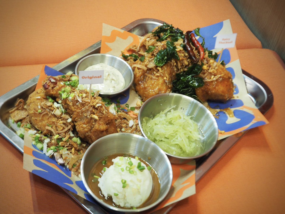 fullandfun's tweet photo. คาเฟ่ไก่ทอดซอสไทย สนมั้ย มี 5 รสไม่จำเจ ออริจินัล/ กะเพรา/ต้มยำ/ไก่ย่างสมุนไพร/พริกคั่ว/พะโล้  ไก่หนังกรอบกรึบเนื้อฉ่ำ ชอบรสออริจินัลโรยหอมเจียวจุกๆ รสกะเพราอร่อยลงตัว จิ้มมาโยทรัฟเฟิลได้เรื่อง มะระฝอยดองตัดเลี่ยนได้ดี 

 📌 BKK\CHKN  ถ.บรรทัดทอง (ตรงข้ามจุฬาซอย 18) 
@aroii https://t.co/Im78w7JmH8