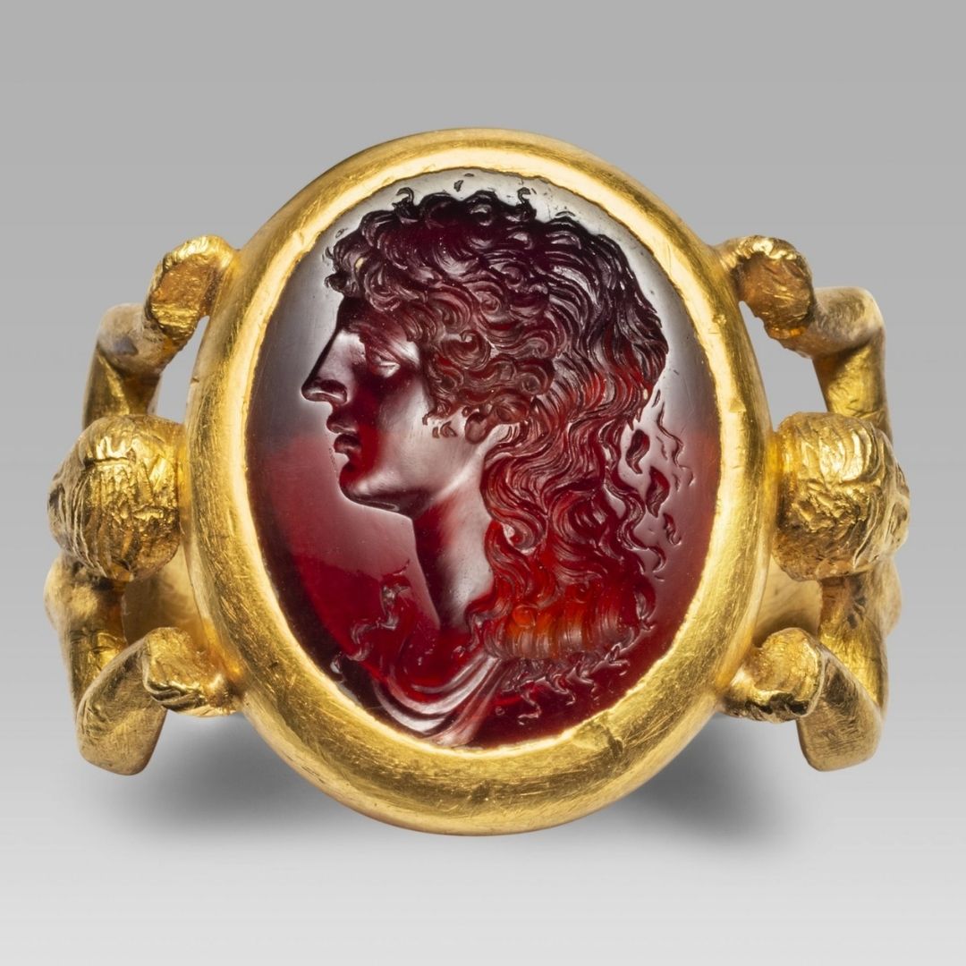Sakin denizlerin tanrıçası Galatea figürlü kırmızı akik oyması. MS 1. yüzyıl tarihli bu Roma eseri, Galatea'yı merkezine alıyor. İki deniz kızı figürü ile çevrelenmiş 18. yüzyıldan kalma altın bir çerçeveye yerleştirilmiş. Günümüzde Phoenix Antik Sanat Galerisi'nde bulunuyor.